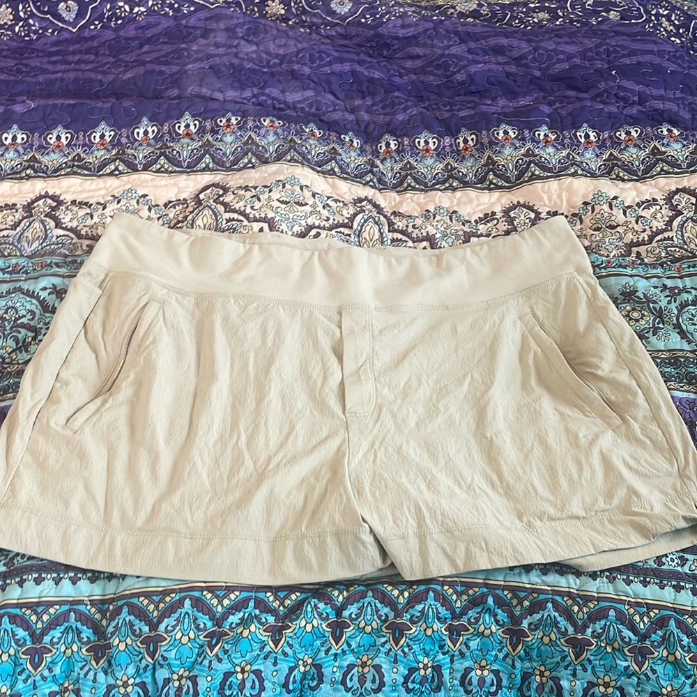 Athleta Khaki Trekkie North Short